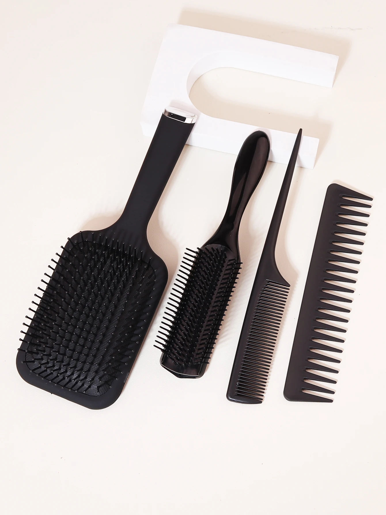 مجموعة مشط شعر لتدليك فروة الرأس مكونة من 4 قطع مضادة للكهرباء الساكنة، مشط شعر سميك وواسع وناعم ومسنن خاص للشعر المستعار الحقيقي