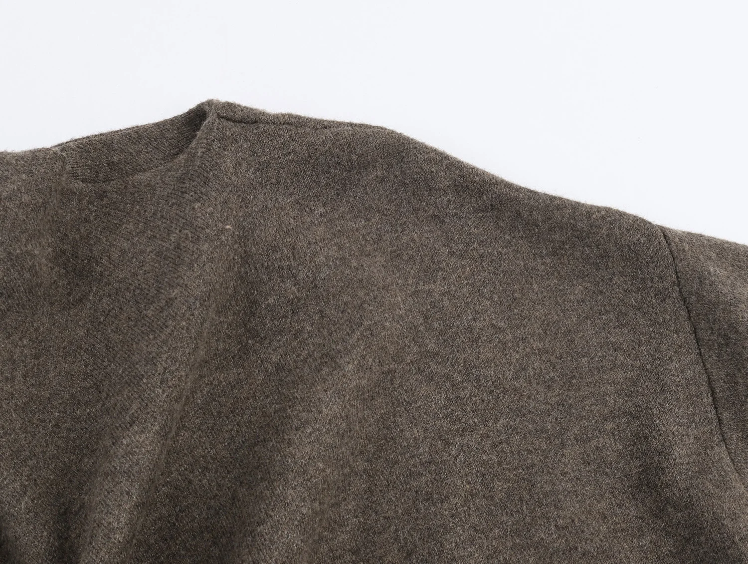 Europäischer und amerikanischer Stil Winter neue Damenbekleidung fauler Stil Retro passender Schal gestrickter Kurzmantelpullover