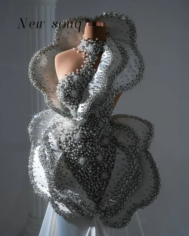 دبي فساتين حفلة موسيقية طويلة بيضاء مع كيب كريستال لؤلؤ مطرز مخصص بلا أكمام حورية البحر الساتان رداء حفلات الزفاف للعروس