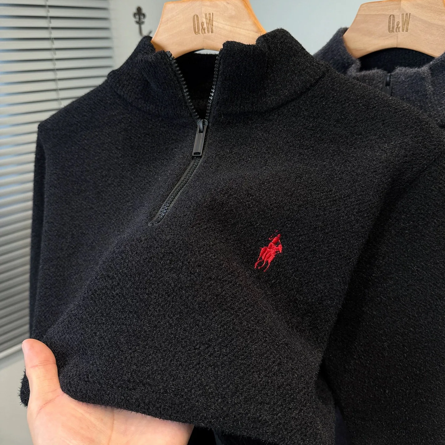 Marca de luxo zíper semi alta pescoço camisola masculina high-end moda rabo de cavalo golfe bordado inverno novo veludo quente malha pulôver