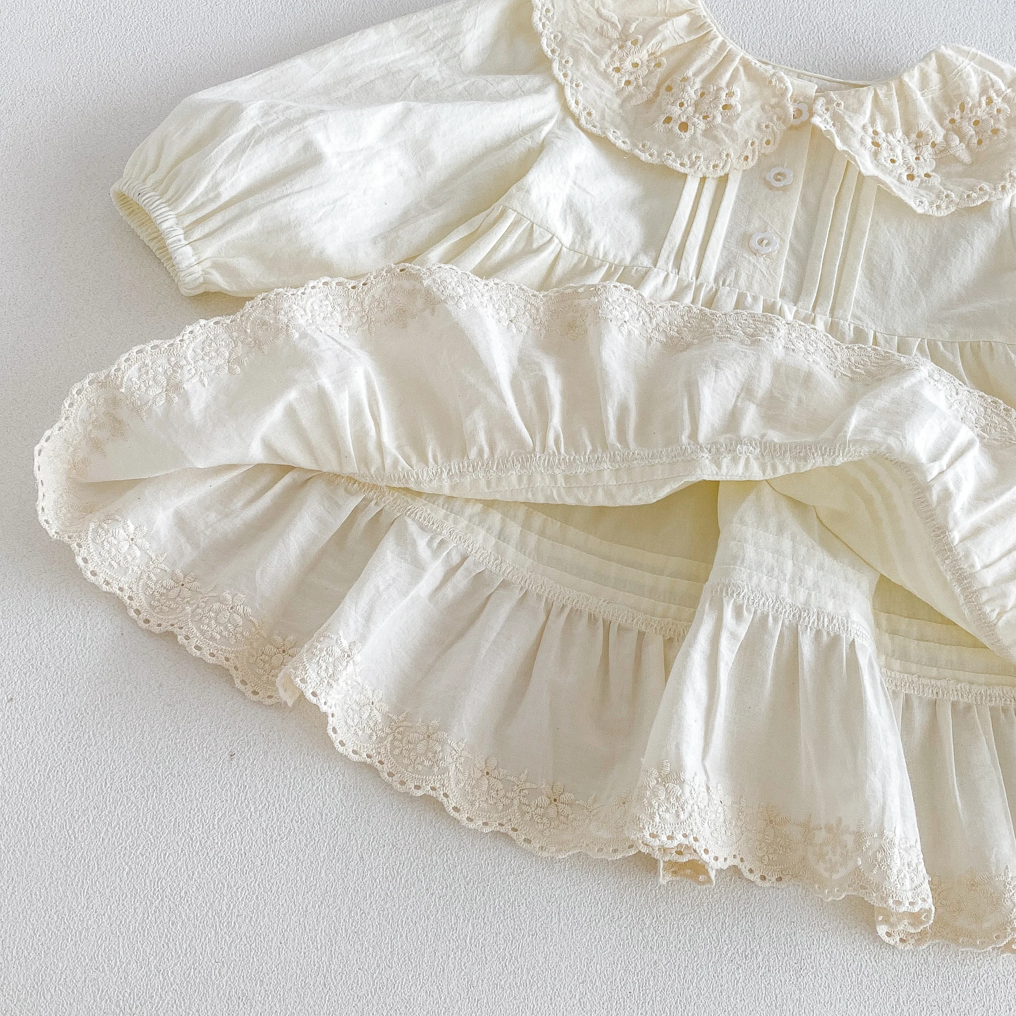 Mädchenkleid im Herbststil mit Schnürung, lässig-schickem Prinzessinnen-Design und plissiertem Kragen - Babykleid für Kleinkinder – Detail 7