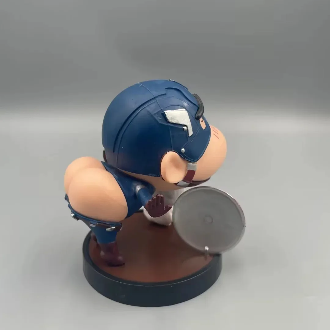 Anime Crayon Shin-chan Cos Capitan America Q Versione Action Figure Modello in PVC Giocattoli bambola Decorazione da scrivania Collezione Regali in scatola