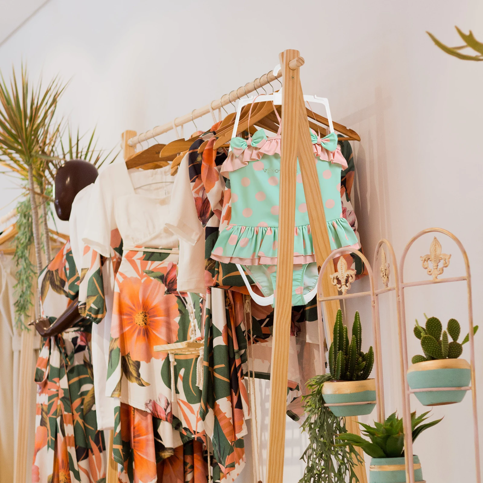 

5Pcs Kids Swimsuit Hanger Plastic Swimwear Display Organizer Children Clothes Hangers for Home and Clothing Shop