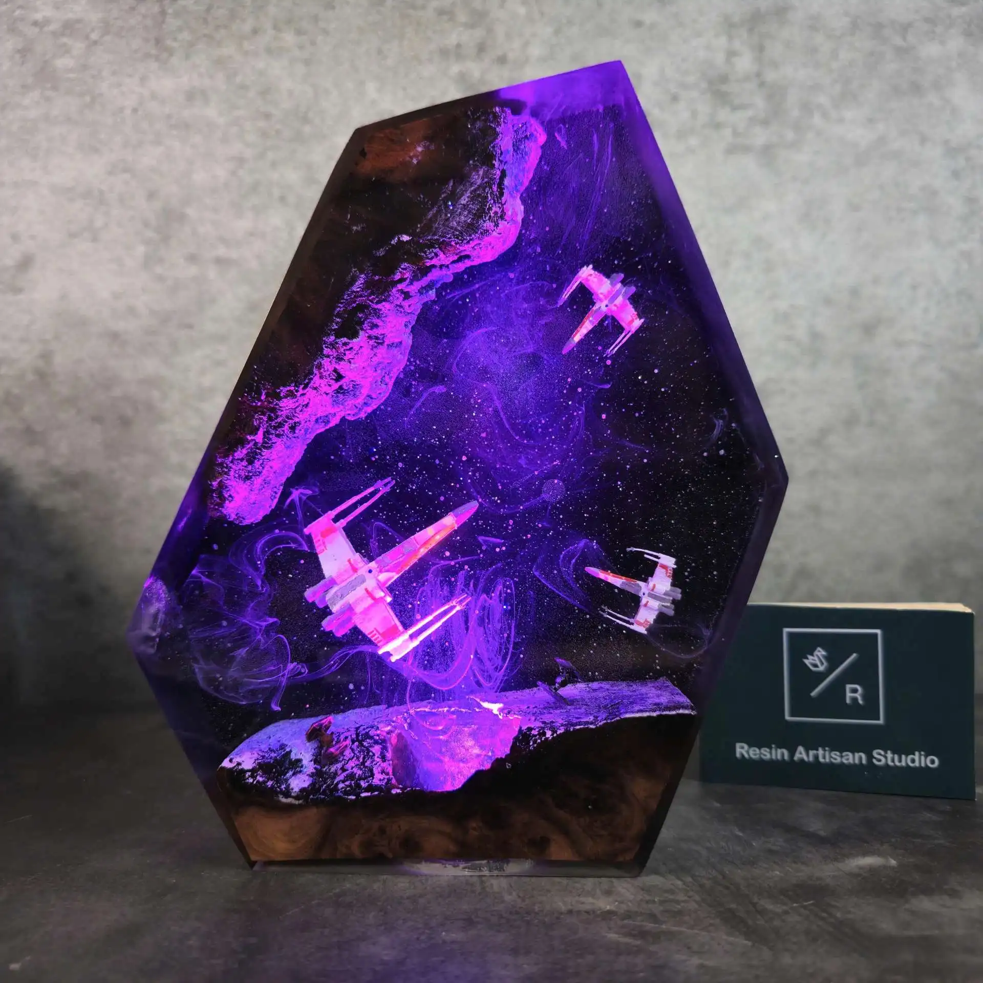 HH 2026 Outer Space Themed Resin Table Lamp Hand Cast Starry Galaxy Spaceship Scene Soft Ambient Light Desktop Art Ornament