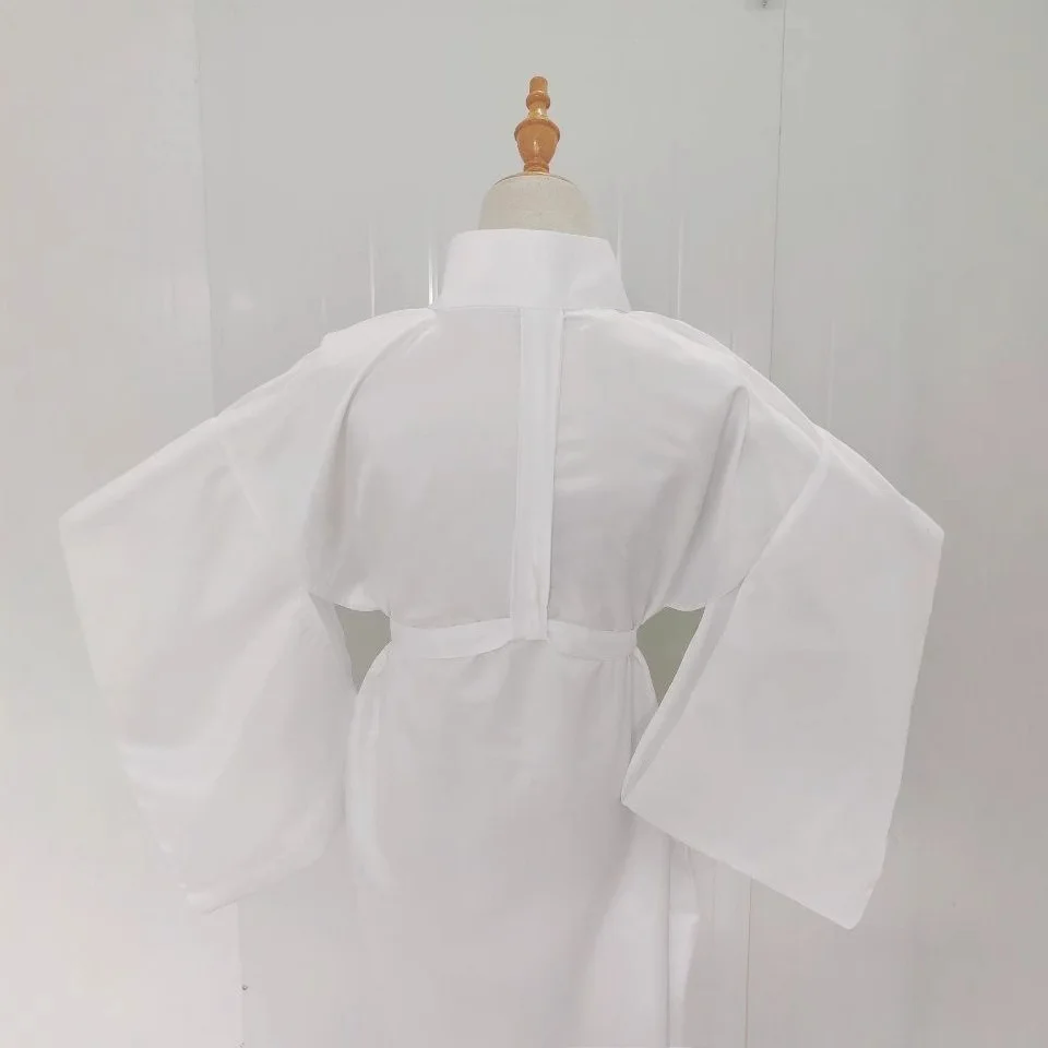 日本の着物浴衣、白いドレスの内側に袖付きのボトムシャツ、長い筋肉裏地の着物の内側