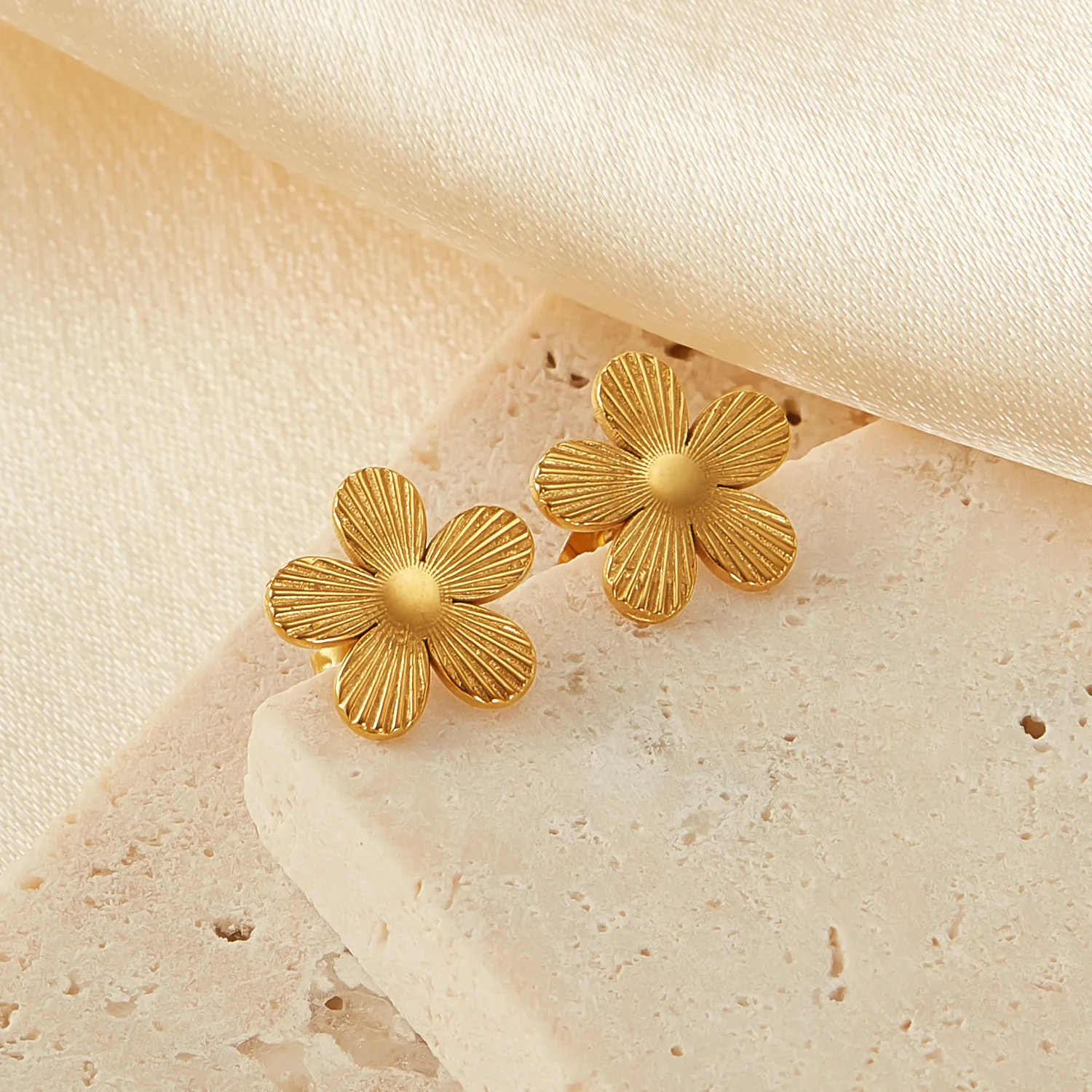 

European And American Fashion Retro Flower Earrings Light Luxury Suitable For Women To Wear Accessories