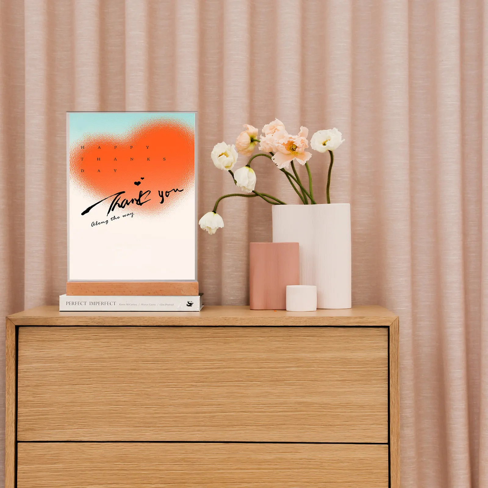 

Набор из 2 акриловых держателей для табличек на стол, прозрачные L-образные подставки с гладкой полированной деревянной основой, простые и стильные демонстрационные стенды для выставок