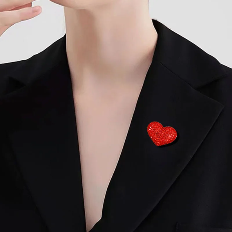 Red heart brooch, high-end women's exquisite temperament, simple and personalized anti slip buckle accessories