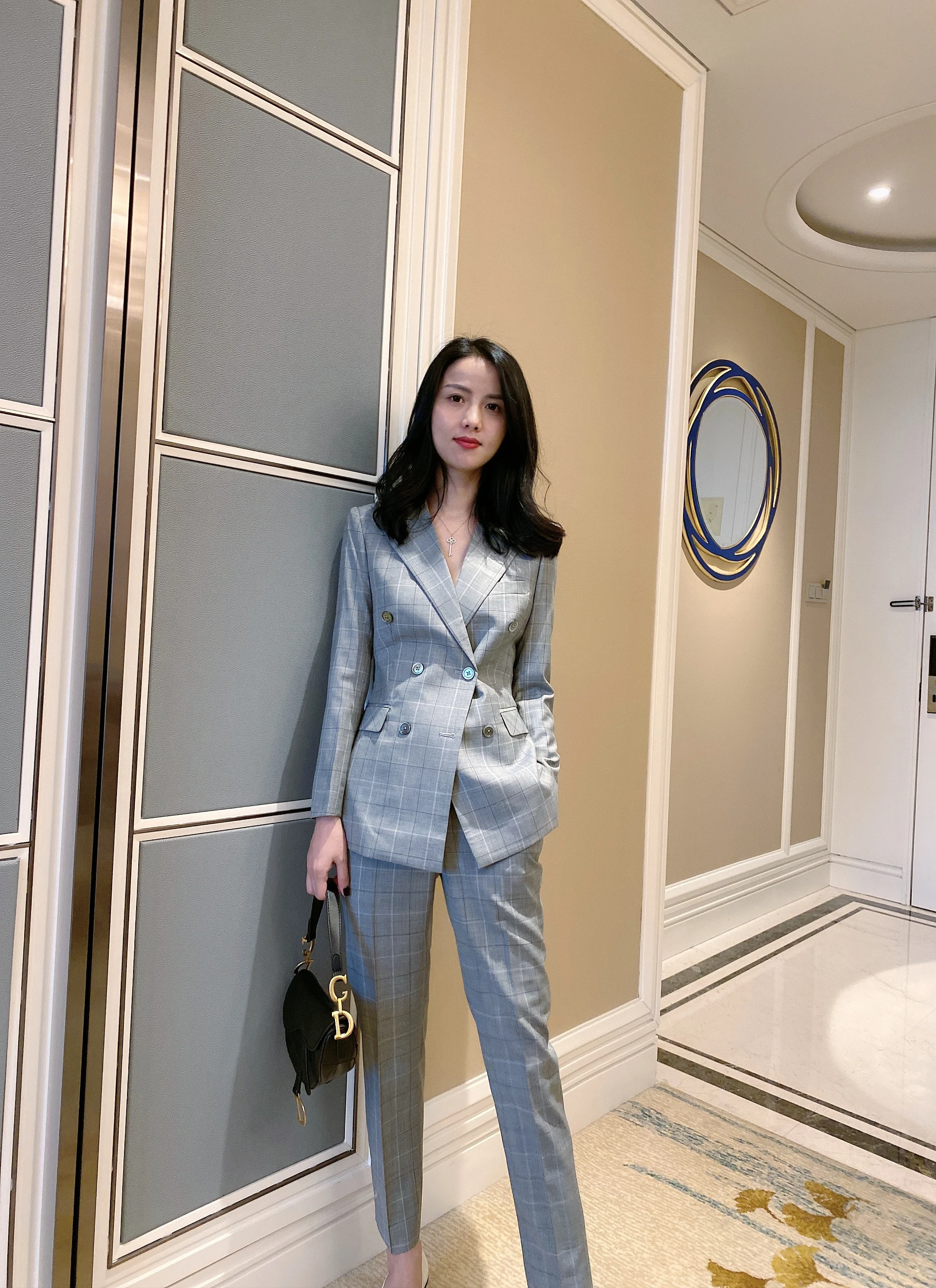 Modny, dopasowany garnitur w kratę dla kobiet z białymi paskami, oryginalny design, dwurzędowy, z długim rękawem.