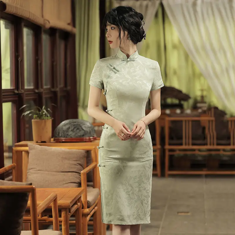 Cheongsam verde de manga corta para mujer, vestido tradicional Vintage, trajes de espectáculo, bordado Delgado, bata Qipao, 2023