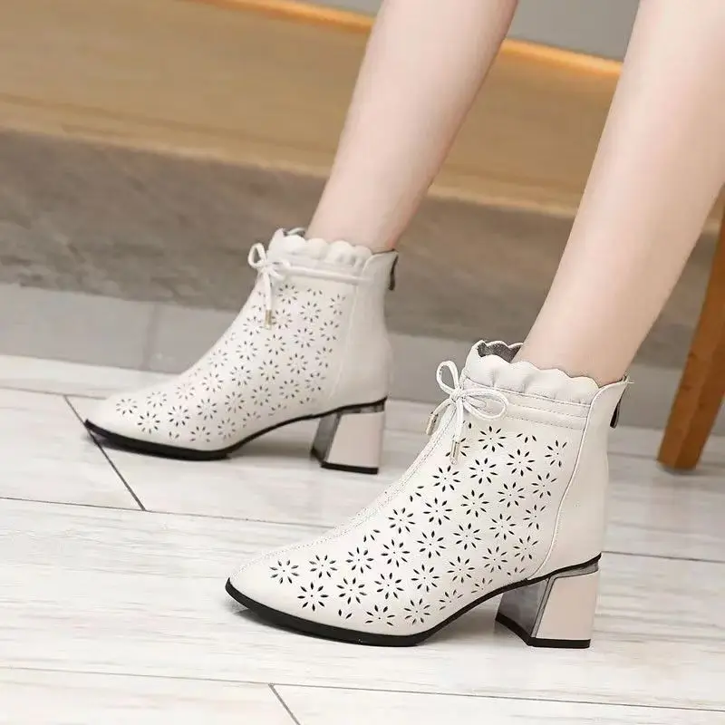 

Женские ботинки из натуральной кожи с вырезами, весна-лето, новинка, на толстом каблуке, с круглым носком, большие размеры, высокие, на молнии, стильные ботинки