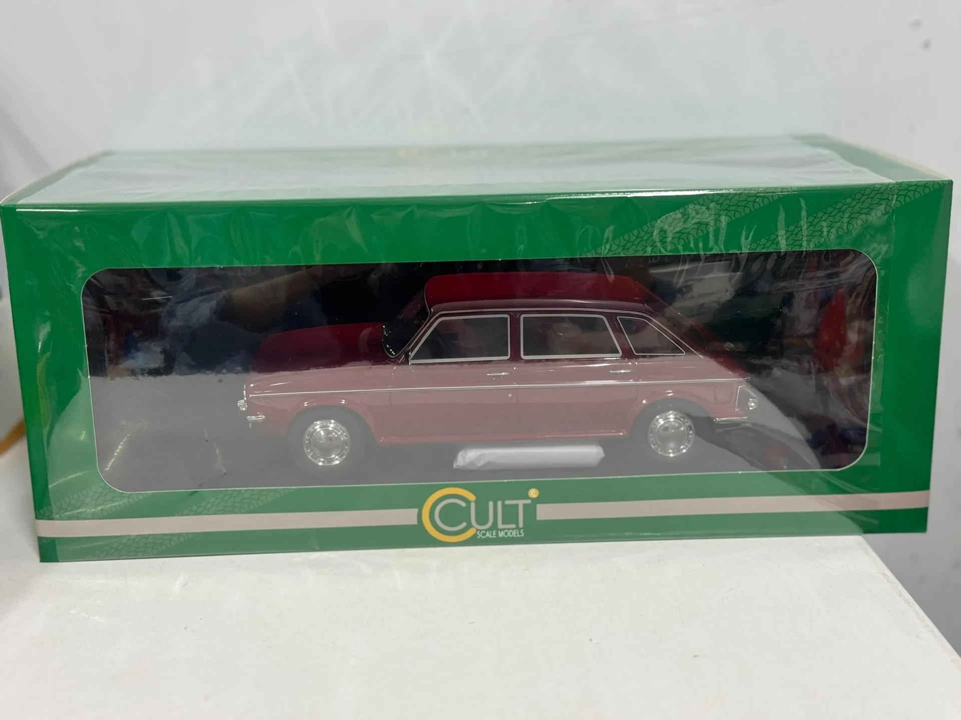 

Литой под давлением CULT масштаб 1/18 Austin Maxi Carmine 1971-1979 модель автомобиля Коллекционная игрушка в подарок сувенир дисплей орнамент