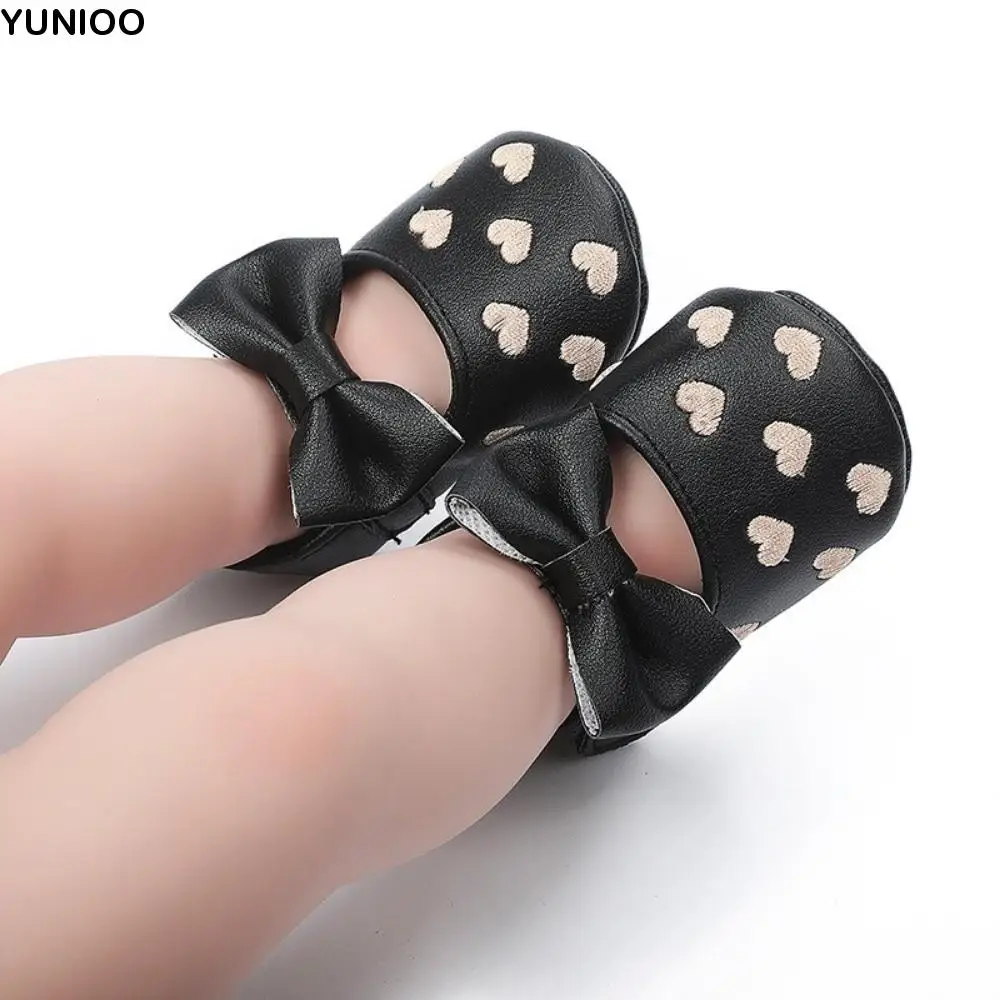 

Non-slip Leather Baby Shoes Cute Appearance Soft Material Newborn First Walkers Lightweight Love Bow Crib Shoes Daily Wear