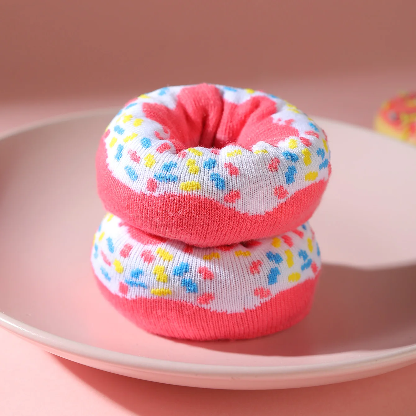 1 Paar mittelhohe Socken für Männer und Frauen, neuartige und lustige bunte rosa Donut-Geschenkbox-Socken, europäische und amerikanische Mode, trendiger Stil, bequem und atmungsaktiv, Party-Casual-Neuheitsgeschenk, Valentinstag, Weihnachten, Weihnachtsmann, Herbst- und Winterstil, All-Stil, süße und lustige Socken