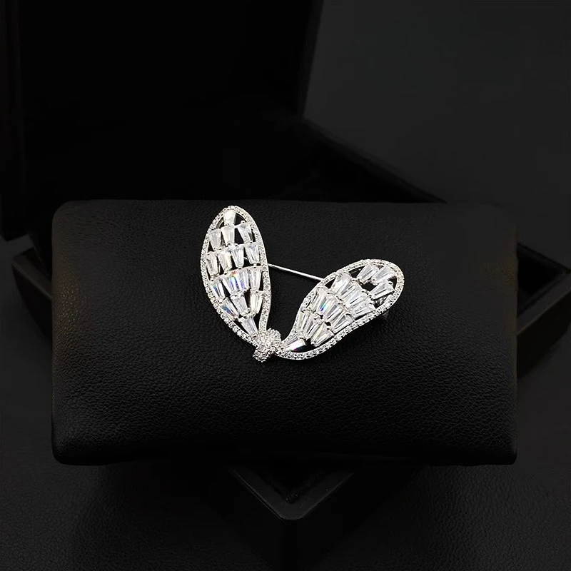Angel Wings Shiny Brooch for Women Fashion Suit Coat Accessory Luxury Cardigan Pin Host Lapel Buckle Small Ornament Gifts 5581