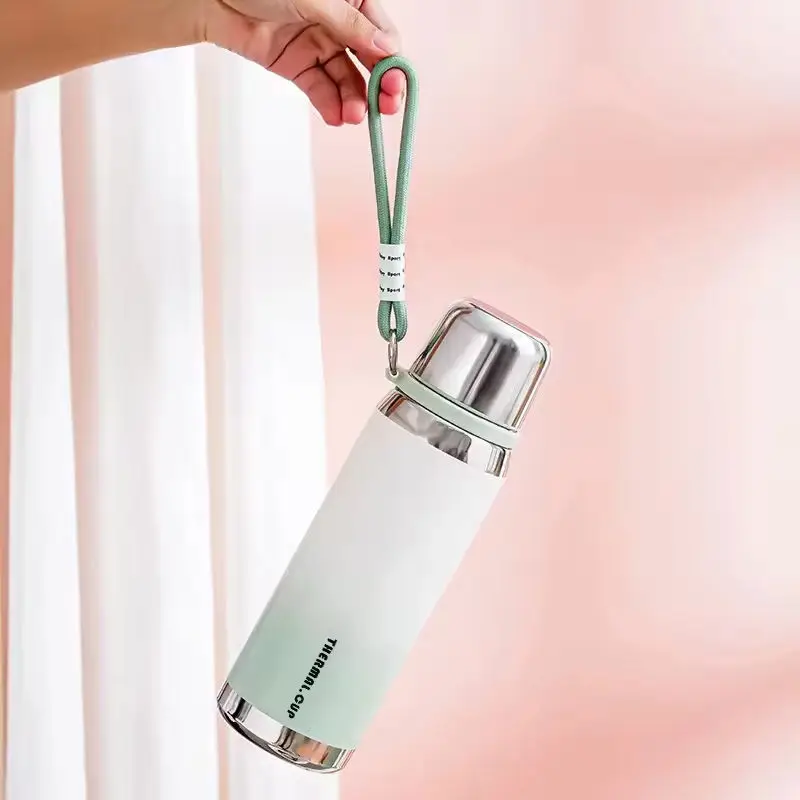 كوب ترمس بسعة كبيرة 600 مل بطبقة مزدوجة 316 كوب عازل مكنسة من الفولاذ المقاوم للصدأ زجاجة مياه معزولة بحبل