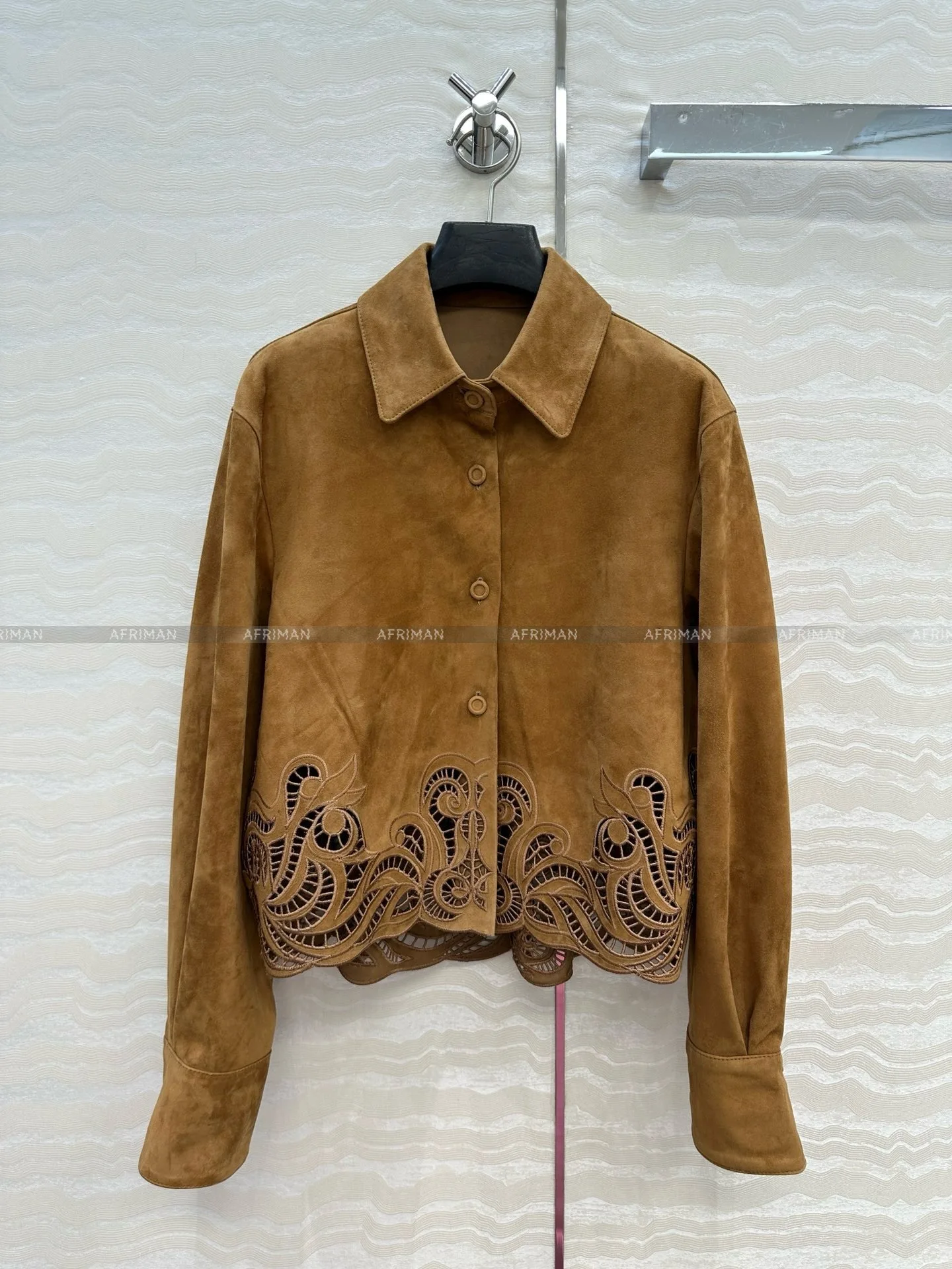 Camicia da donna in pelle di agnello scamosciata Top con decorazione ricamata scavata