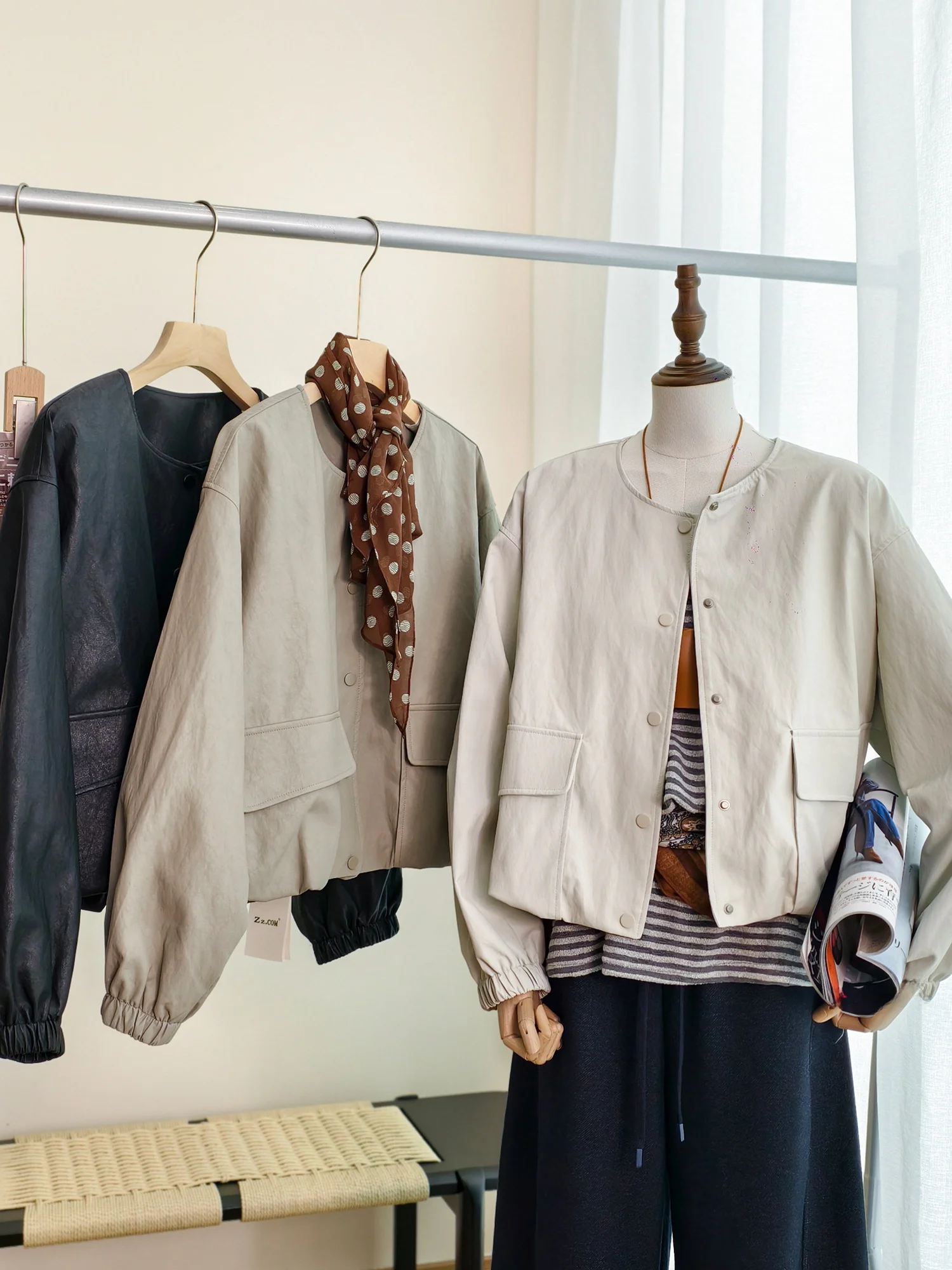 滑らかなプロテインレザーコート、ラウンドネック、ボタンダウン、春の新作カジュアルウェア、ショート丈、無地、レディースアウター