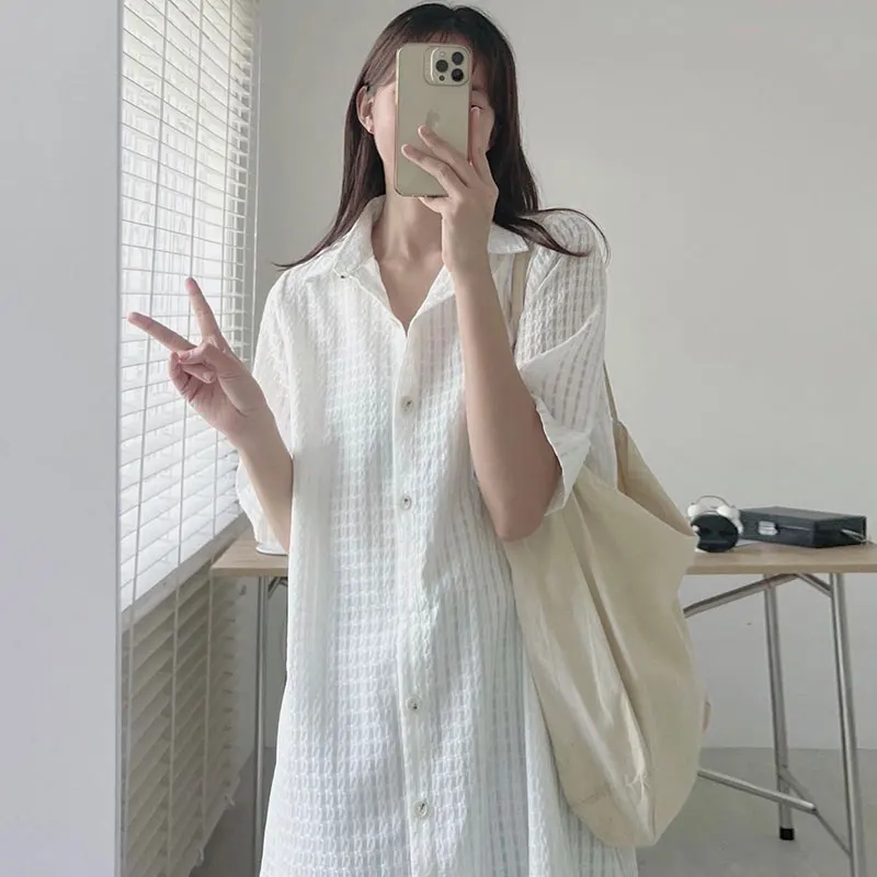 فستان قميص نسائي صيفي أنيق، ياقة مقلوبة لطيفة، زر واحد، تصميم مجوف محبوك، كم قصير، خصر عالي، طراز كوري