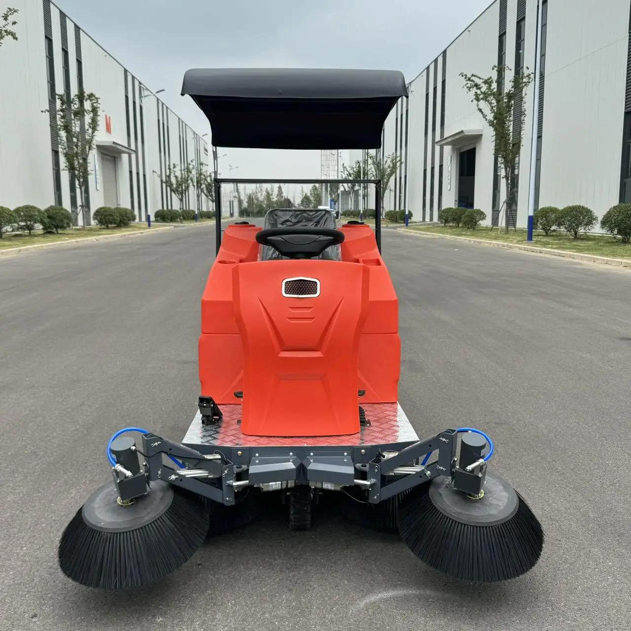 High Quality Self-Propelled Ride-On Road Cleaning Vehicle Outdoor Industrial 5 Brush Sweeper  High Pressure Water Cleaning