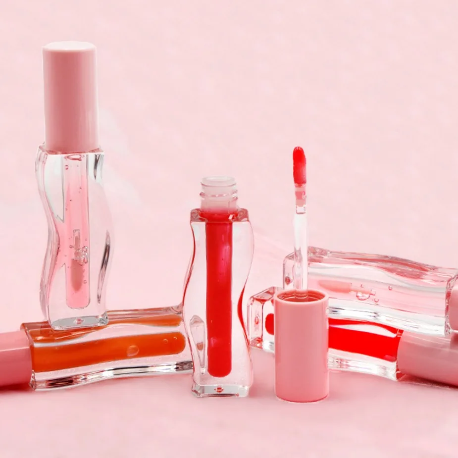 Gros marque privée maquillage végétalien Logo personnalisé huile pour les lèvres fruitée repulpante conception ondulée brillant hydratant brillant Non collant brillant à lèvres