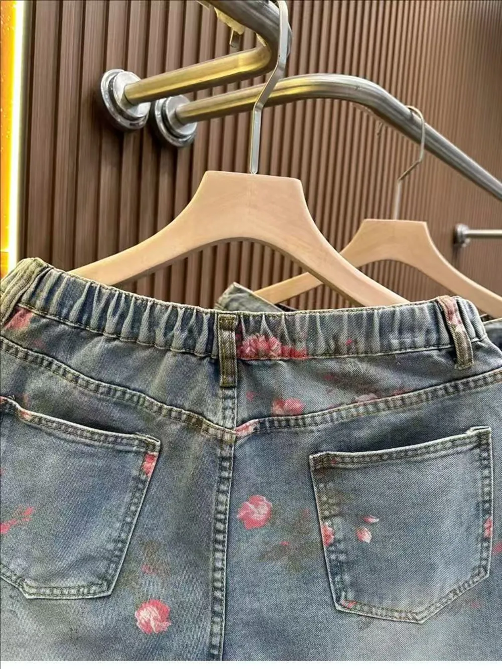 Modische Rosa Blumendruck-Jeans-Shorts mit Rissen und Distressed-Look, Gerades Bein, 5 Zoll Innenbeinlänge, für Damen/Herren, Sommer 2026 – Detail 12