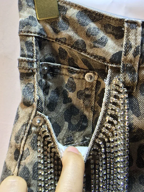 2025 여름 신상 헤비 인더스트리 태슬 다이아몬드 체인 하이웨이스트 슬림 레오파드 프린트 데미지 데님 숏팬츠 여성 스트릿 핫팬츠