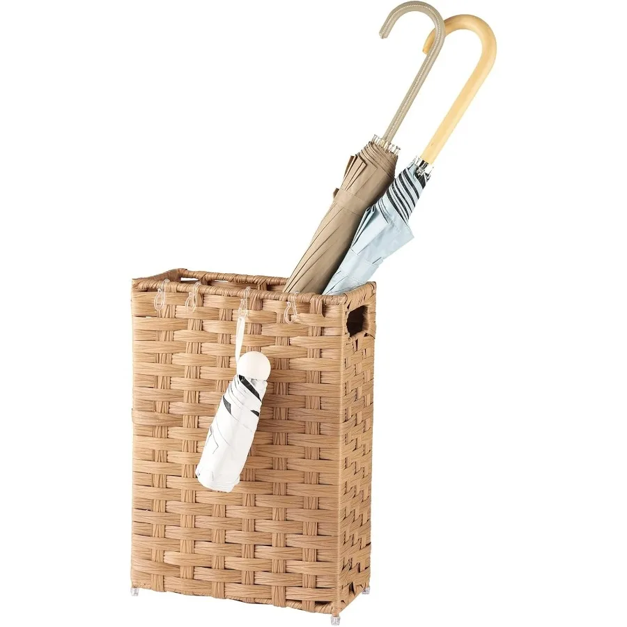 

Отдельно стоящая подставка для зонтов из ротанга со съемным поддоном для капель и 4 крючками для организации прихожей. Дизайн ручной работы. Идеально подходит для I.