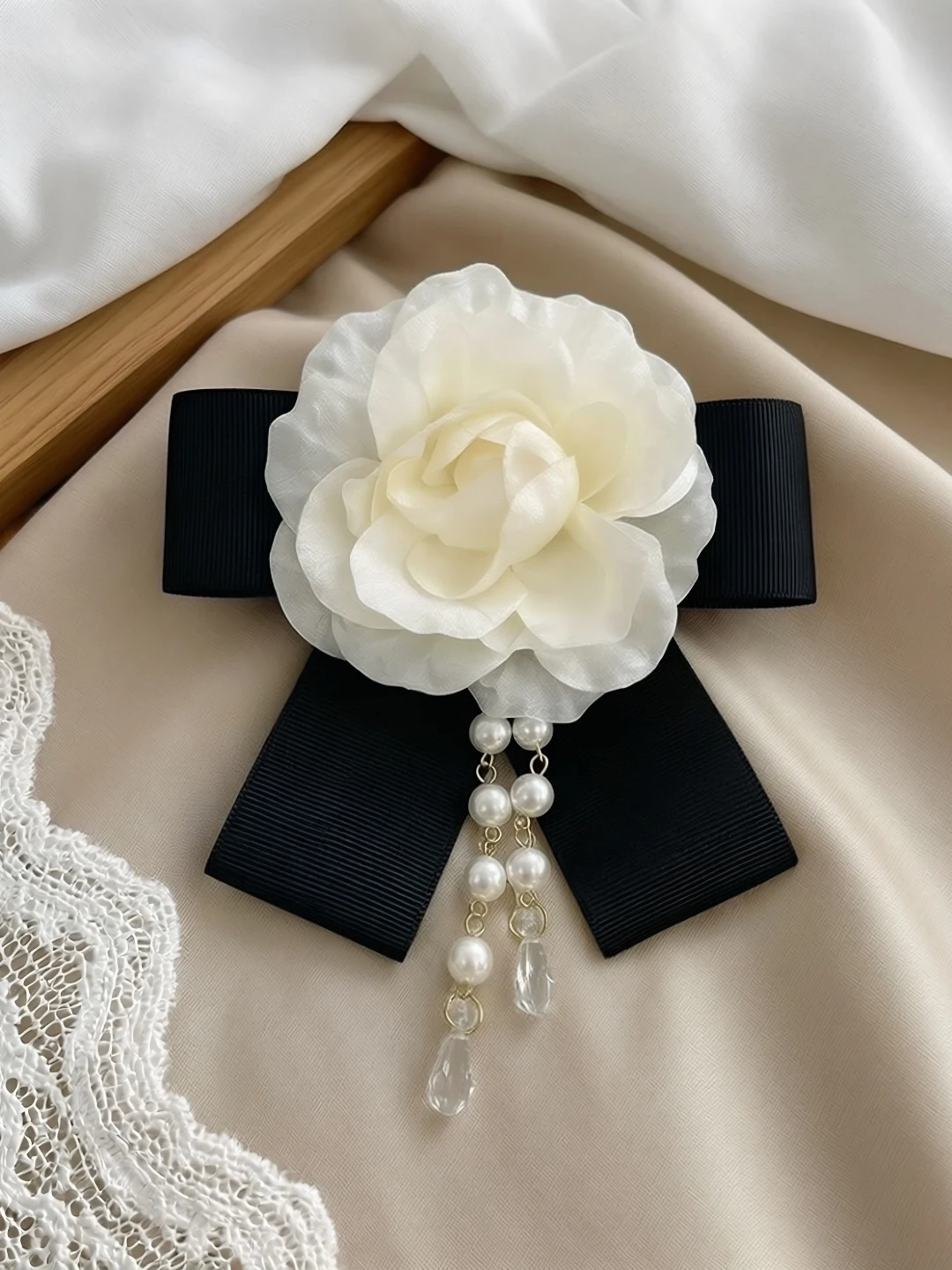 broche-elegante-com-perolas-e-borlas-design-de-laco-grande-flor-de-magnolia-preta-e-branca-acessorio-feminino-de-luxo-joi