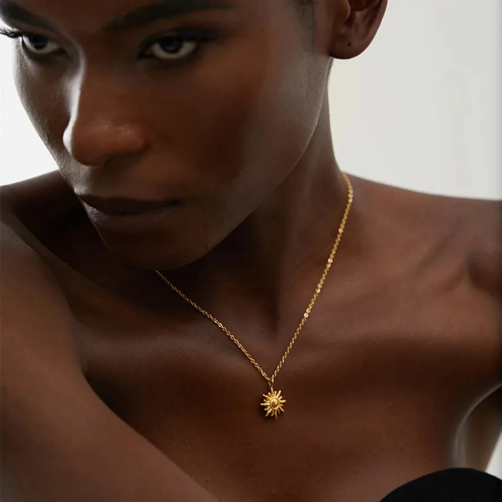 Aço Inoxidável Fundição Dourada Sun Colar Pingente para Mulheres, Impermeável, Moda Simples, Textura Metálica, Jóias da Moda