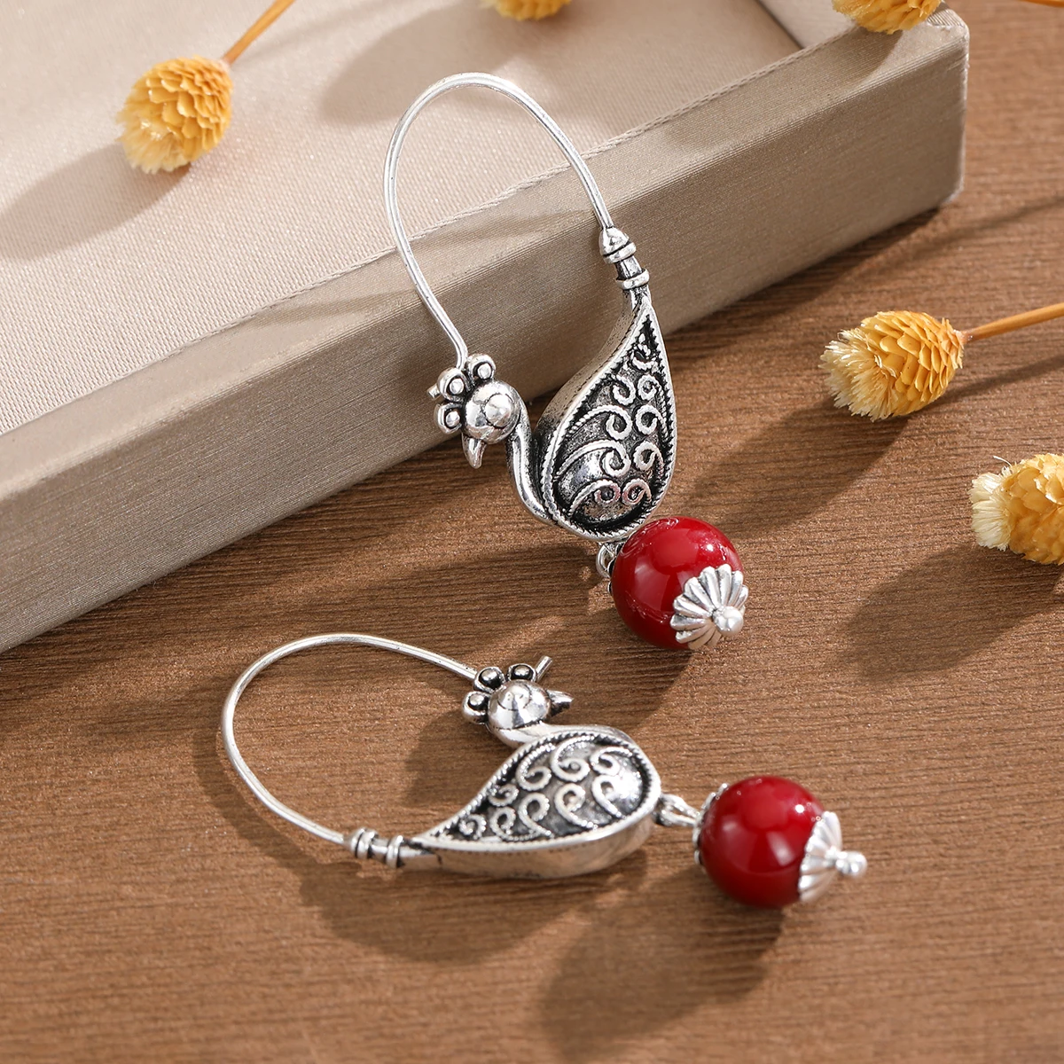 Retro Ethnische Damen-Kupferohrringe mit Pfauenförmigen Anhängern und Künstlichen Edelsteinperlen, Ideal für Partys und Verabredungen. – Detail 2
