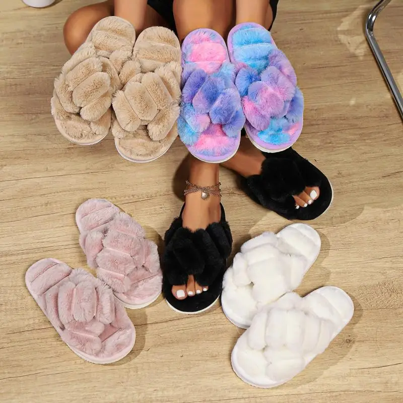 Leichte, flauschige, flache Pantoffeln für Damen mit Kreuzriemen, dickem Plüsch, offener Zehenpartie, weicher Sohle und rutschfester Ausführung. – Detail 2