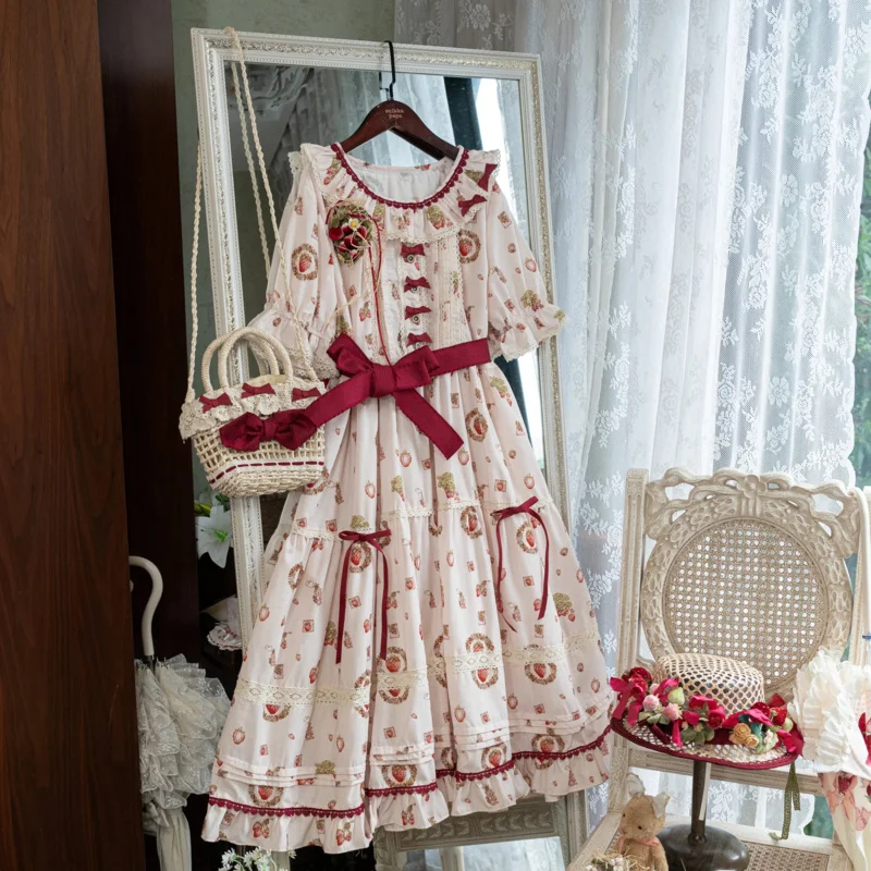 เดรสโลลิต้าทรงเอไลน์พิมพ์ลายสไตล์ญี่ปุ่นย้อนยุคหรูหรา แต่งระบาย คอทรงกลม แขนสั้น เอวสูง แต่งเชือกผูกโบว์ทรงเข้ารูป รุ่น 202