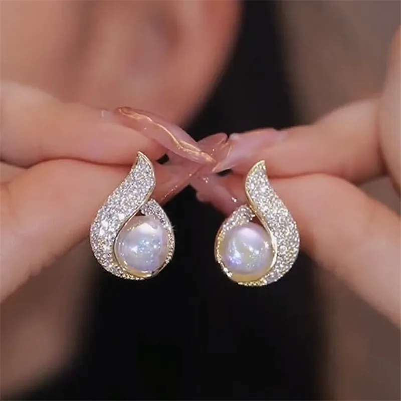 

New Fashion Trend Unique Design Elegant Exquisite Light Luxury Zircon Maple Leaf Stud Earrings Women Jewelry Party Premium Gift
