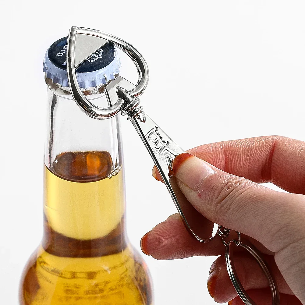 Gantungan Kunci Pembuka Botol Berbentuk Hati Logam Portabel Luar Ruangan dengan Alat Multifungsi Berukir Cinta Pembukaan Bir Berkemah Mendaki