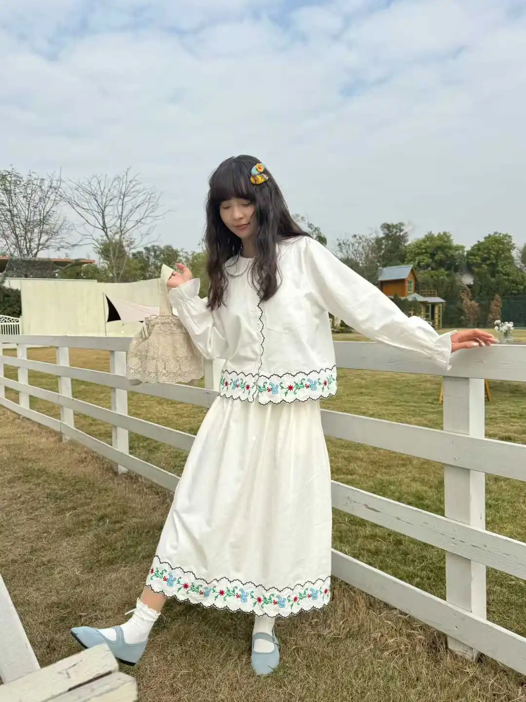 

Новинка 2026: Нежный комплект из двух предметов Forest Sweet – вышитая хлопковая блузка и длинная юбка с кружевом, очень изящный.