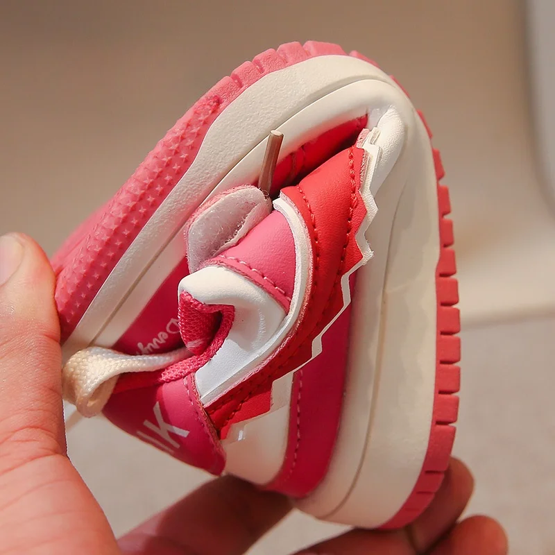 2024 Baby Jungen Mädchen Freizeit schuhe Kleinkind weichen Boden erste Wanderschuhe Kinder Turnschuhe Lotso Bär Kinderschuhe