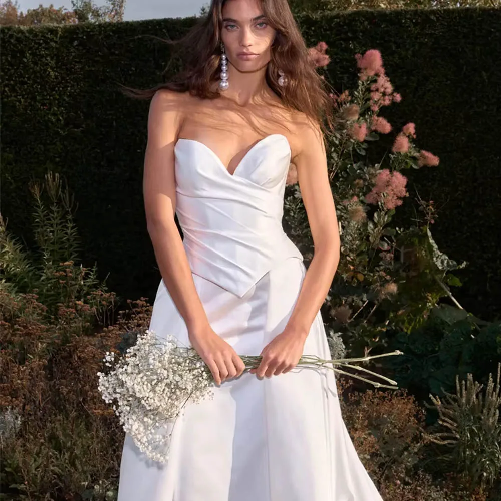 カスタマイズされたエレガントなウェディングドレス、女性のための花嫁用ネックラインサテンAライン、レースアップバック、フロア丈スイープトレインブライダルガウン