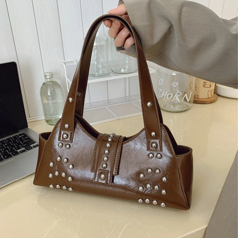 

Персонализированные сумки на одно плечо с заклепками для женщин, новинка 2025, трендовый дизайн, сумка для подмышек с магнитной пряжкой, крутые модные сумки для девочек