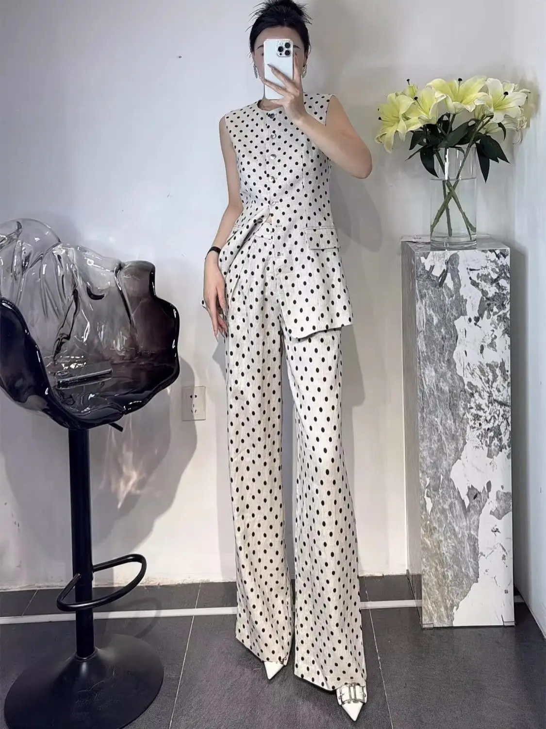 

Модный костюм с дизайнерским акцентом: стильный жилет в горошек и брюки с широкими штанинами, комплект из двух предметов для лета 2026 года