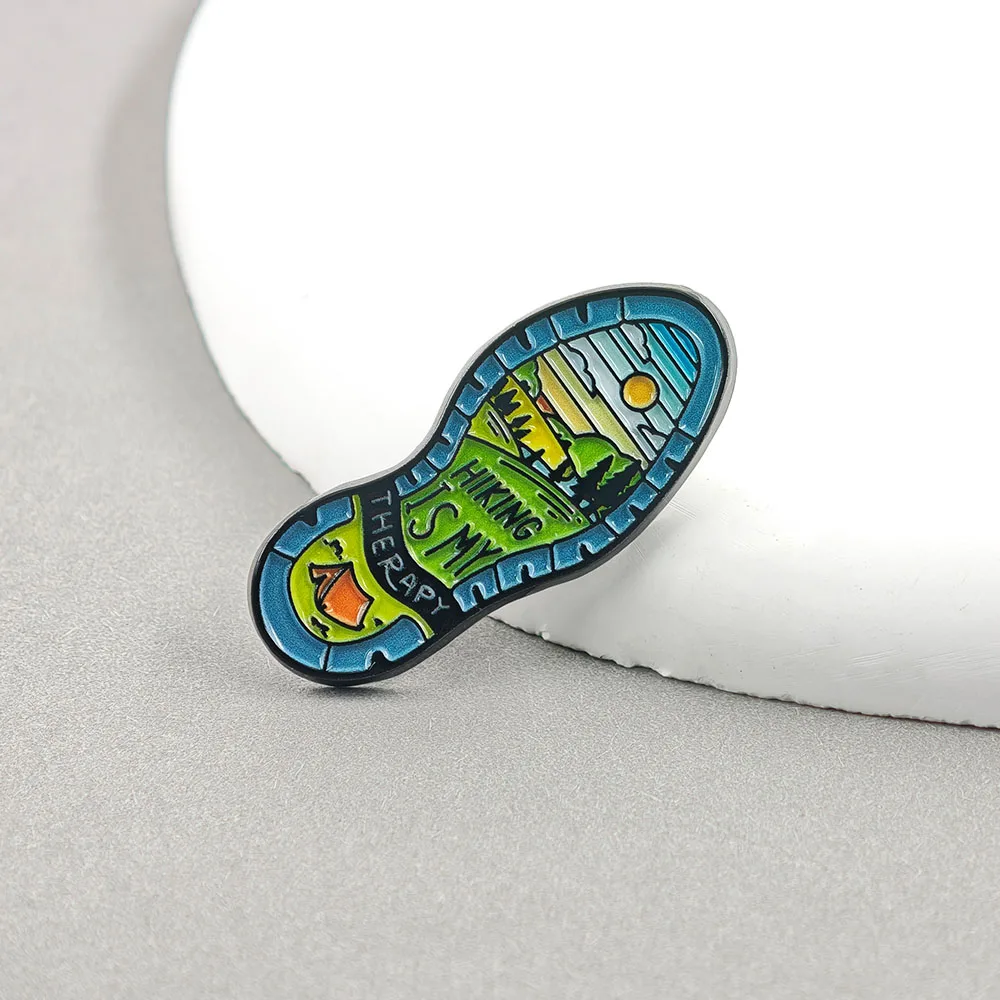Wandern ist meine Therapie Emaille-Pin Lustige Camping-Schuhsohlen-Brosche Outdoor-Abenteuer-Abzeichen Naturliebhaber-Anstecknadeln Rucksack-Schmuck – Detail 6
