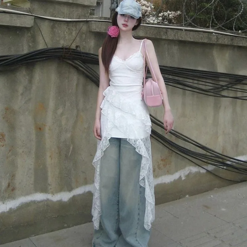 Biała koronkowa sukienka na ramiączkach, letnia, w stylu wróżki, idealna na wakacje nad morzem, asymetryczna długa sukienka.