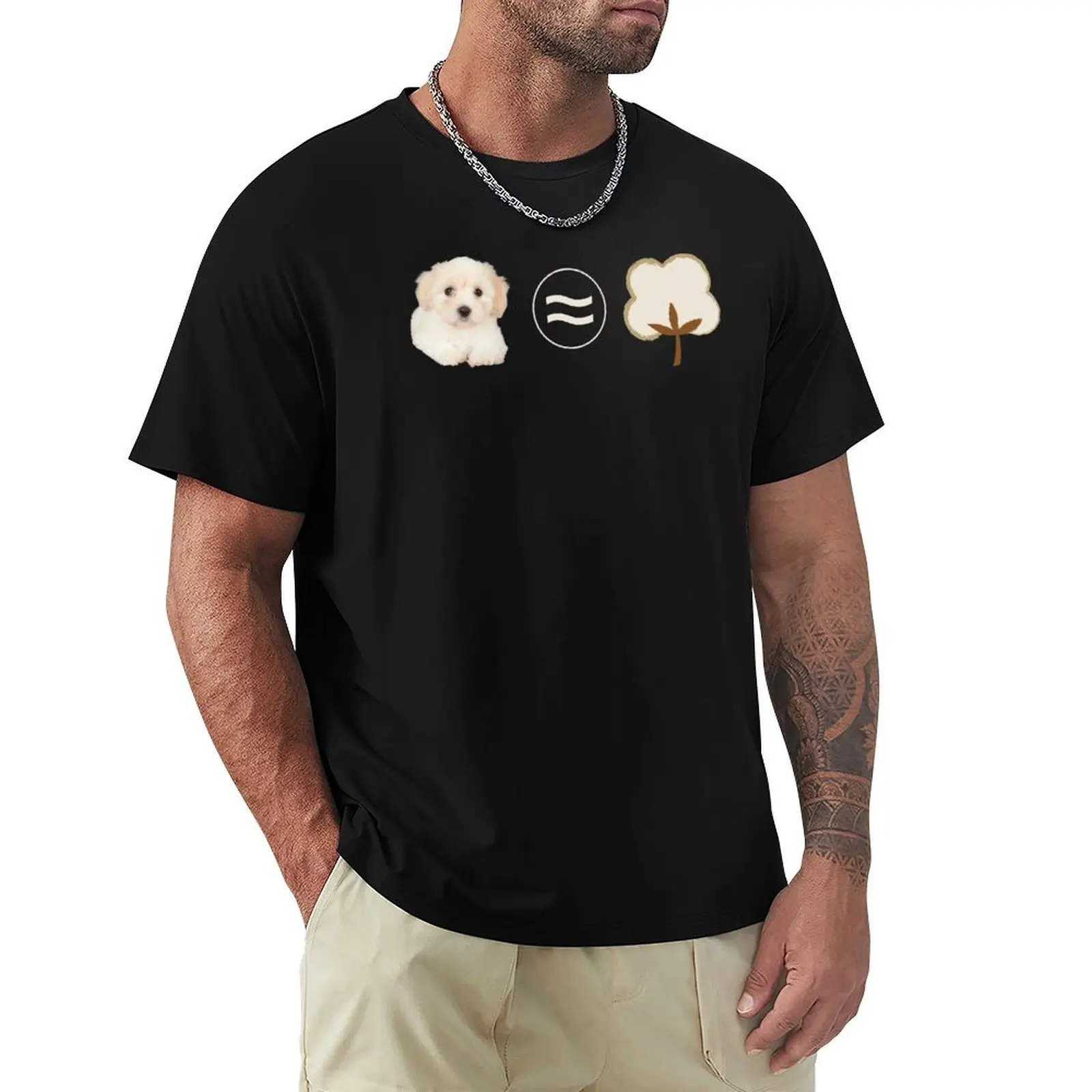 Coton de Tulear es aproximadamente equivalente al algodón de una camiseta minimalista informal de manga corta.
