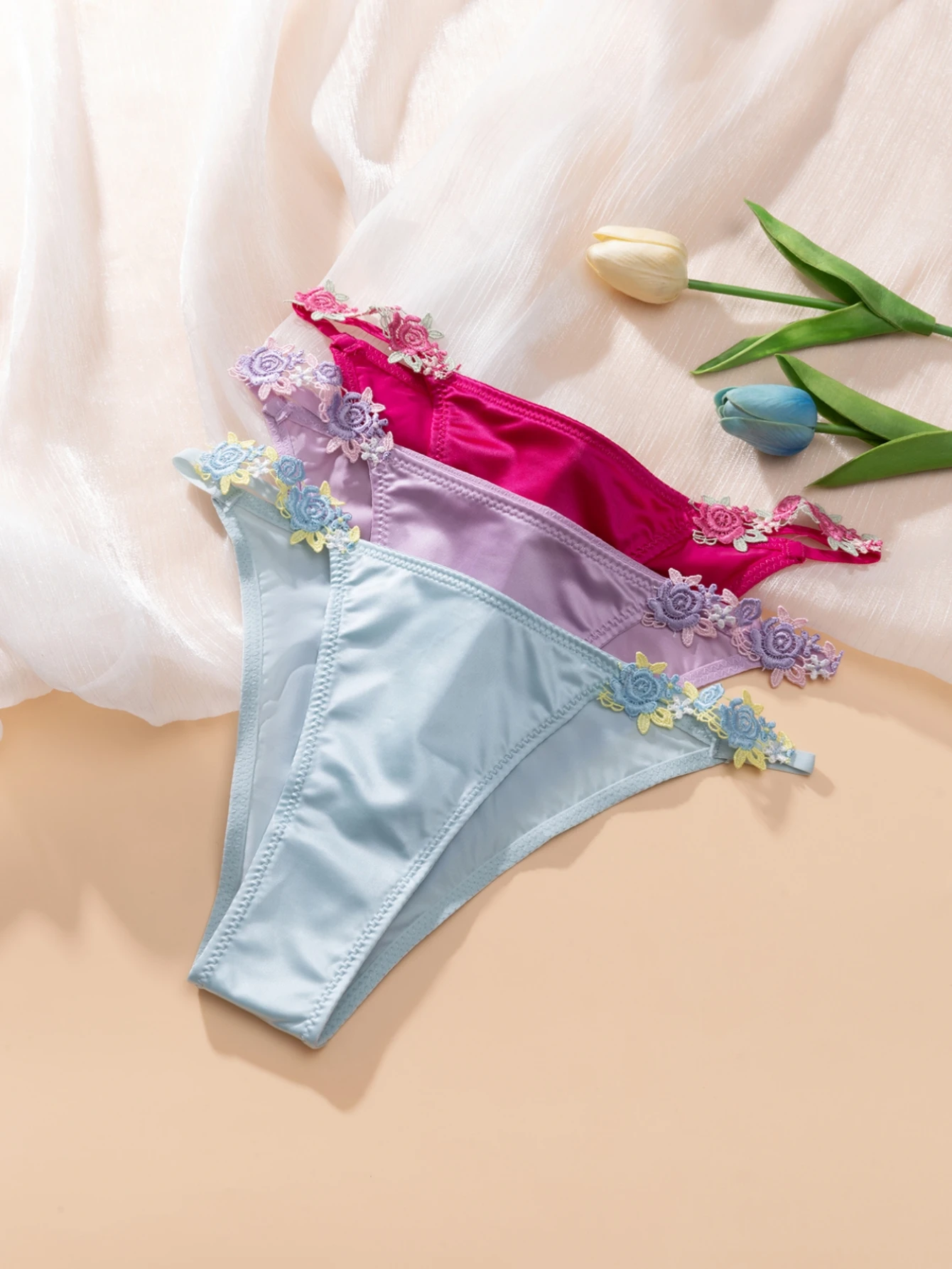 Ensemble de 3 culottes string en satin avec appliques florales, sous-vêtements élégants pour femmes à taille basse avec bordure en dentelle florale, lingerie douce et respirante