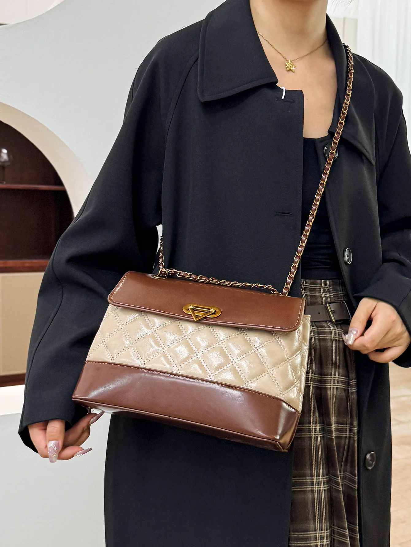 

2025 New Design Lingge Chain Bag Small Square Bag Fashionable and Versatile Large Capacity High-Quality Single Shoulder HandBag