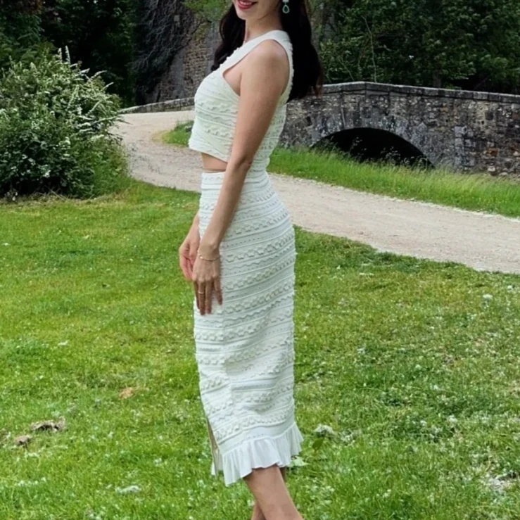 

Женский повседневный костюм-двойка с жемчужным кардиганом без рукавов с круглым вырезом или тонкой и элегантной юбкой средней длины