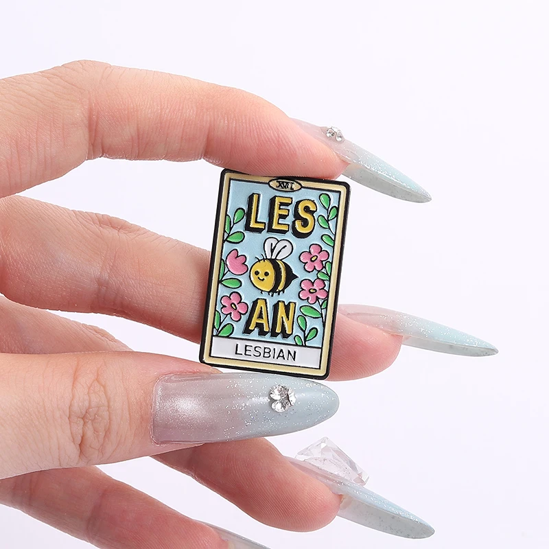مثليه مثلي الجنس فخر التارو بطاقة بروش المينا دبابيس مخصصة الفتيات قوس قزح مثليه بروش شارة التلبيب مجوهرات هدية يحب الأصدقاء