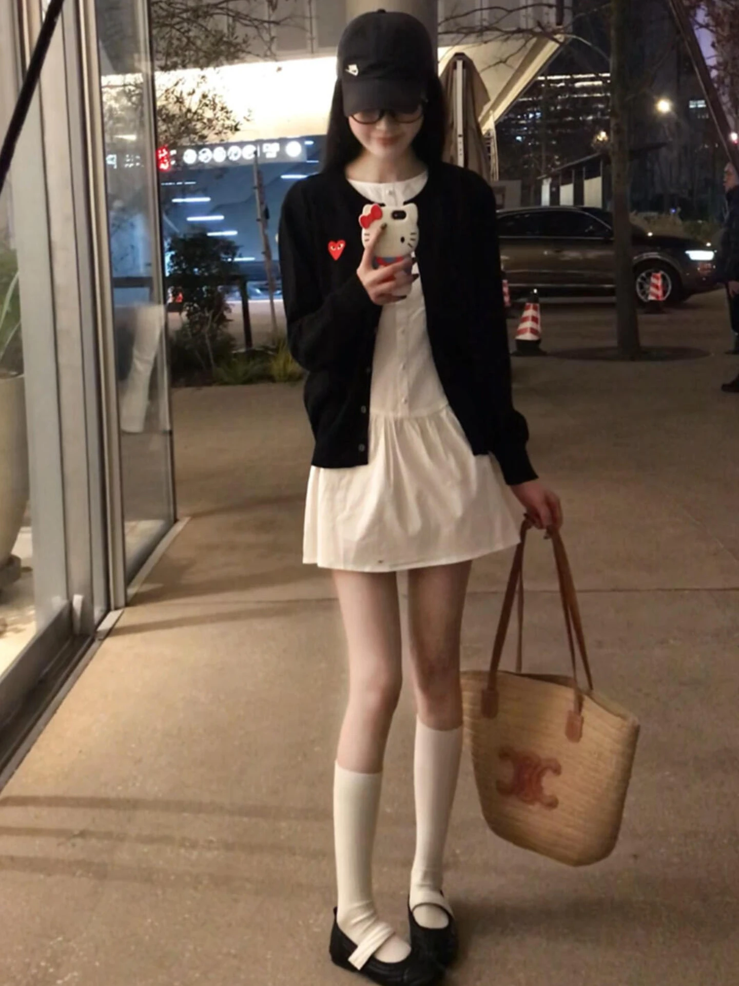 

Весенний комплект 2026: белый жилет и юбка А-силуэта в корейском стиле, с длинными рукавами, круглым вырезом и пуговицами.