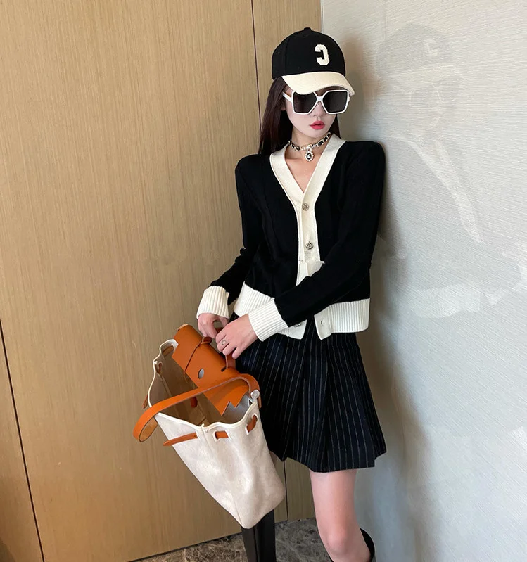 Xiaojingjia's Same 2022 Spring New Style Unique Design Sense Black and White Contrast Small Fragrance Knitted Cardigan Small