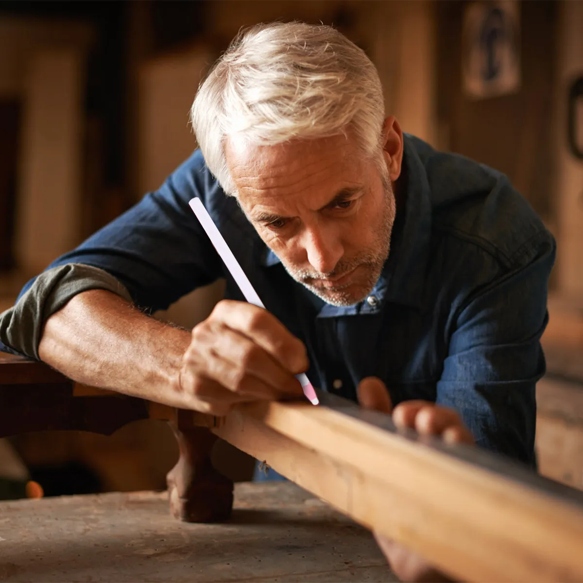 

Восковой карандаш-маркер для различных поверхностей: для шитья, изготовления обуви, работы с гончарными изделиями, тканью, бумагой, металлом. Яркие цвета.